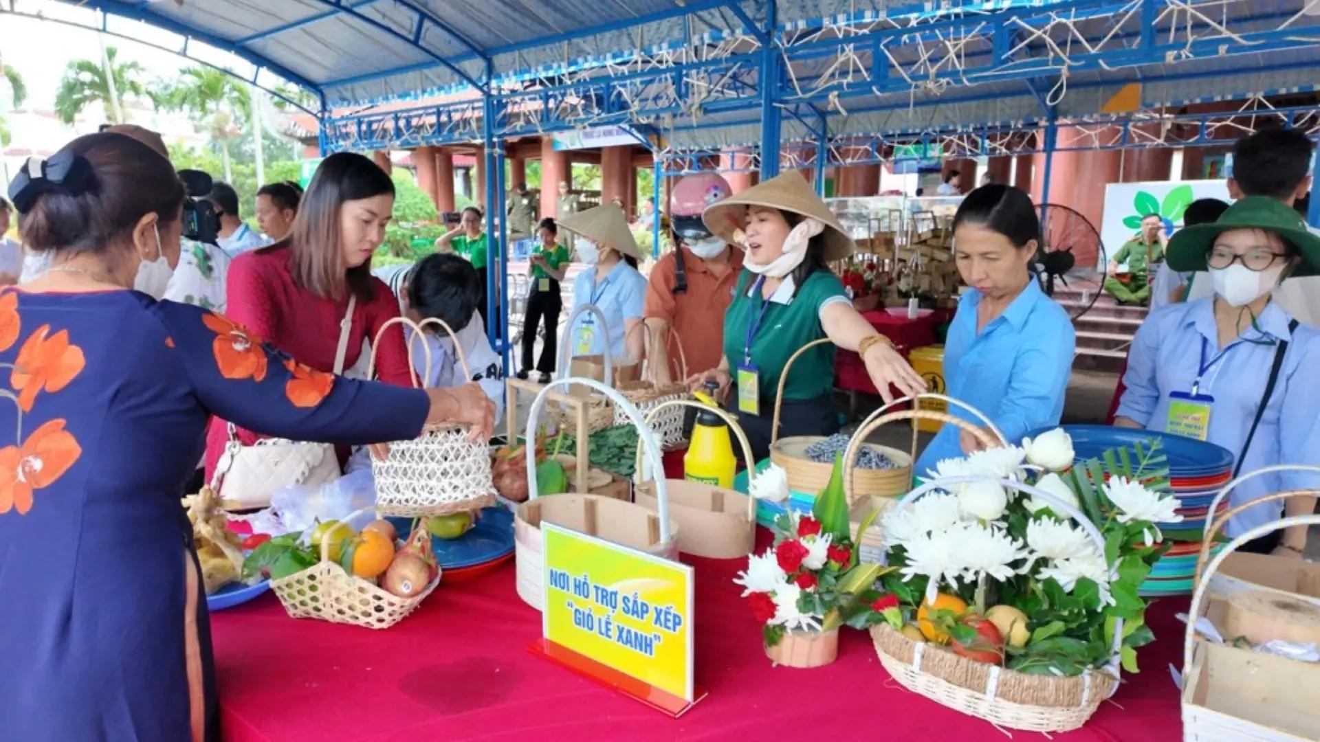 Giỏ lễ xanh viếng cô Sáu