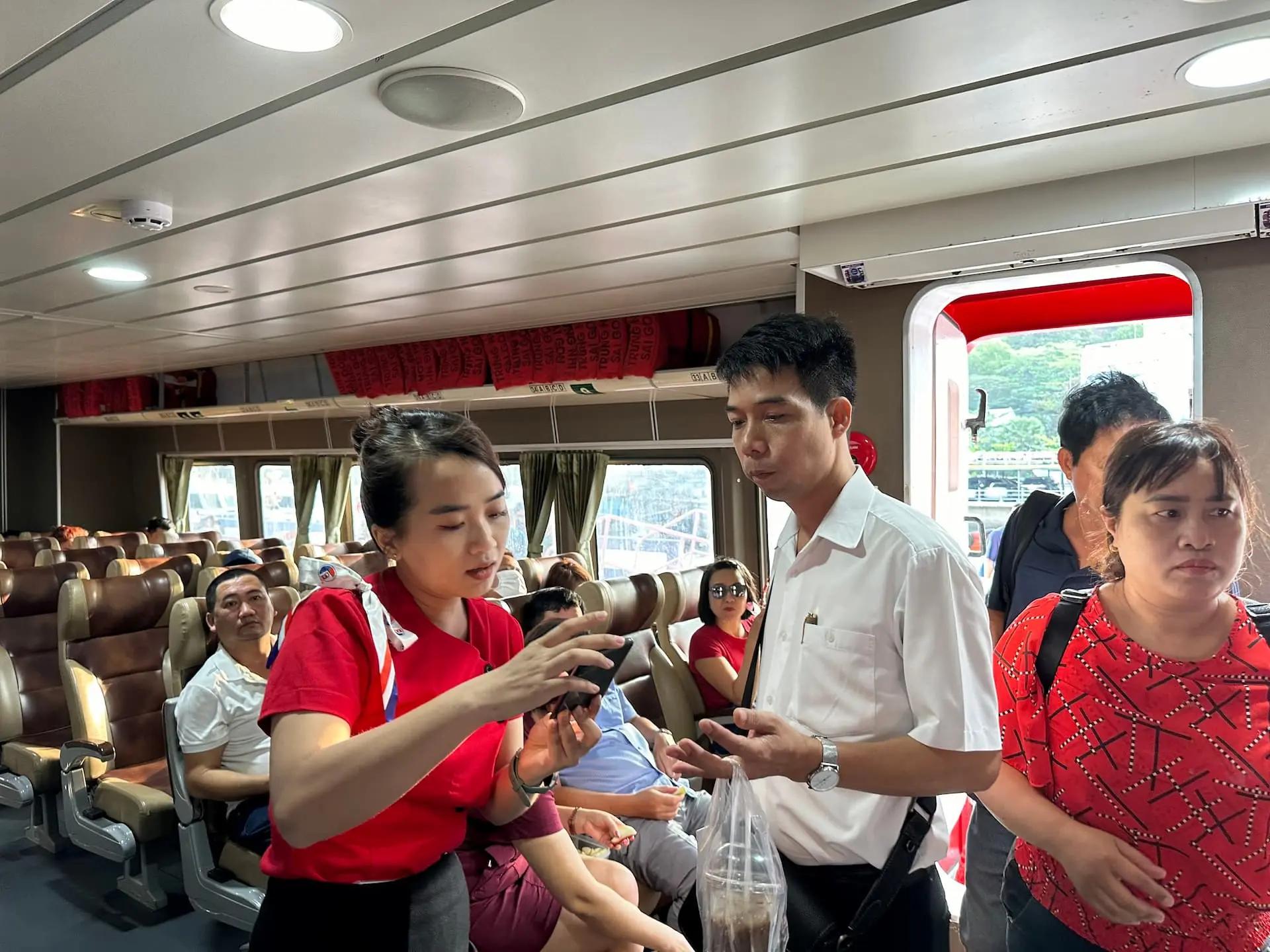 Nhân viên Phú Quốc Express hỗ trợ hành khách
