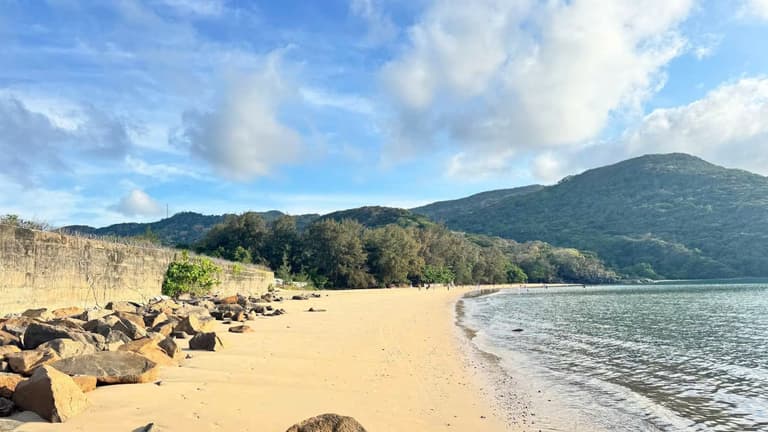 Chiêm ngưỡng bờ biển cát trắng mịn ở bãi Suối Nóng