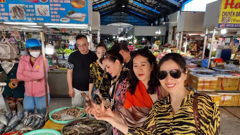 Khách có thể mua hải sản tại chợ với giá phải chăng