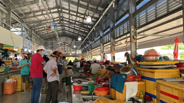 Khách tận mắt chứng kiến người dân chế biến hải sản