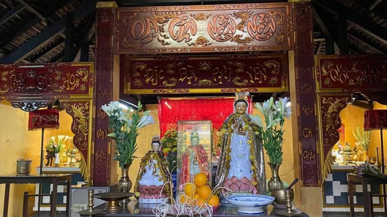 Không gian thờ cúng trang nghiêm