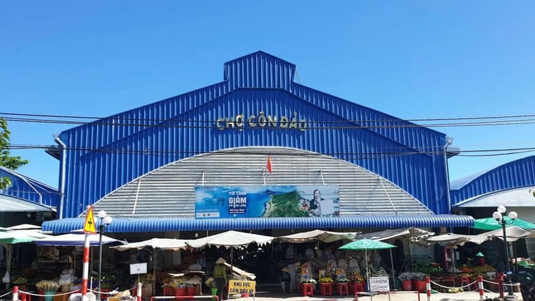 Du khách trải nghiệm hải sản tươi ngon và đặc sản địa phương tại Chợ Côn Đảo