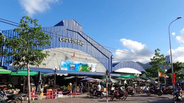 Chợ Côn Đảo nằm ngay trung tâm thị trấn