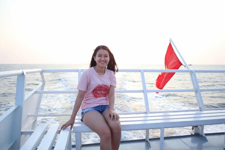 Chụp ảnh trên boong tàu Superdong