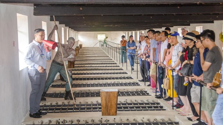 Du khách tham quan điểm di tích chuồng cọp trong nhà tù Côn Đảo