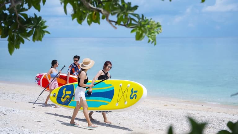 Du lịch Côn Đảo mùa hè chèo thuyền Kayak