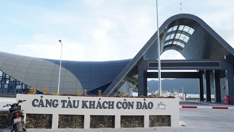 mặt trước Cảng tàu khách Côn Đảo