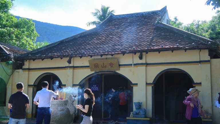 Miếu Cậu Hoàng Tử Cải, một địa điểm tâm linh quan trọng ở Côn Đảo.