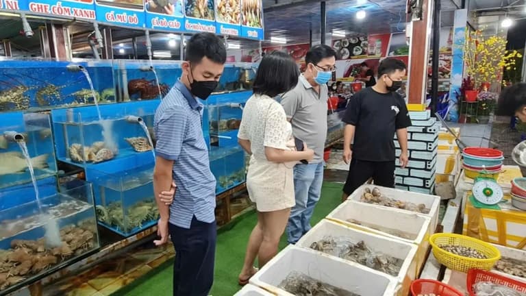 Mua hải sản ở chợ Côn Đảo