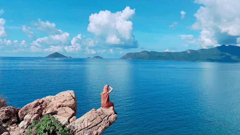 Cảnh biển hùng vĩ và dừa nghiêng soi bóng nước tại Mũi Chân Chim, Côn Đảo