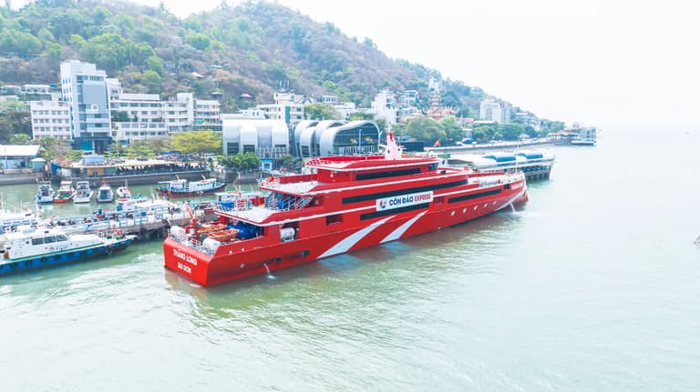 Tàu Thăng Long cập cảng Cầu Đá Vũng Tàu