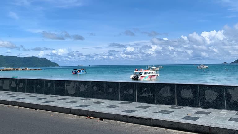 Thuê tàu hoặc cano tham quan Hòn Bảy Cạnh (Ảnh: Sưu tầm)