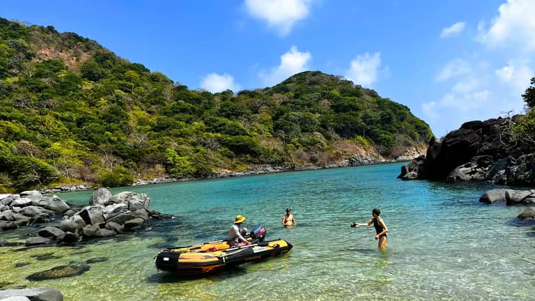 Trải nghiệm tắm biển ở Vịnh Đầm Tre