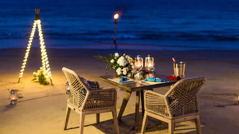 Trăng mật Côn Đảo - Thưởng thức bữa tối trên bãi biển