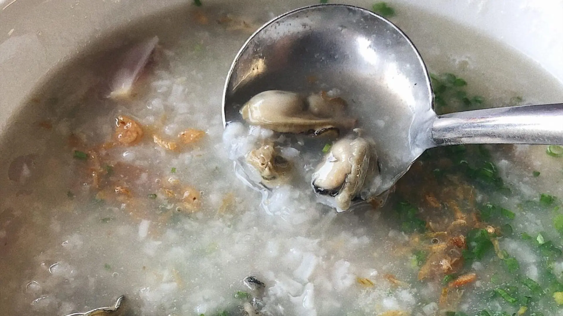 Cháo Hàu được chế biến từ nguyên liệu tươi ngon
