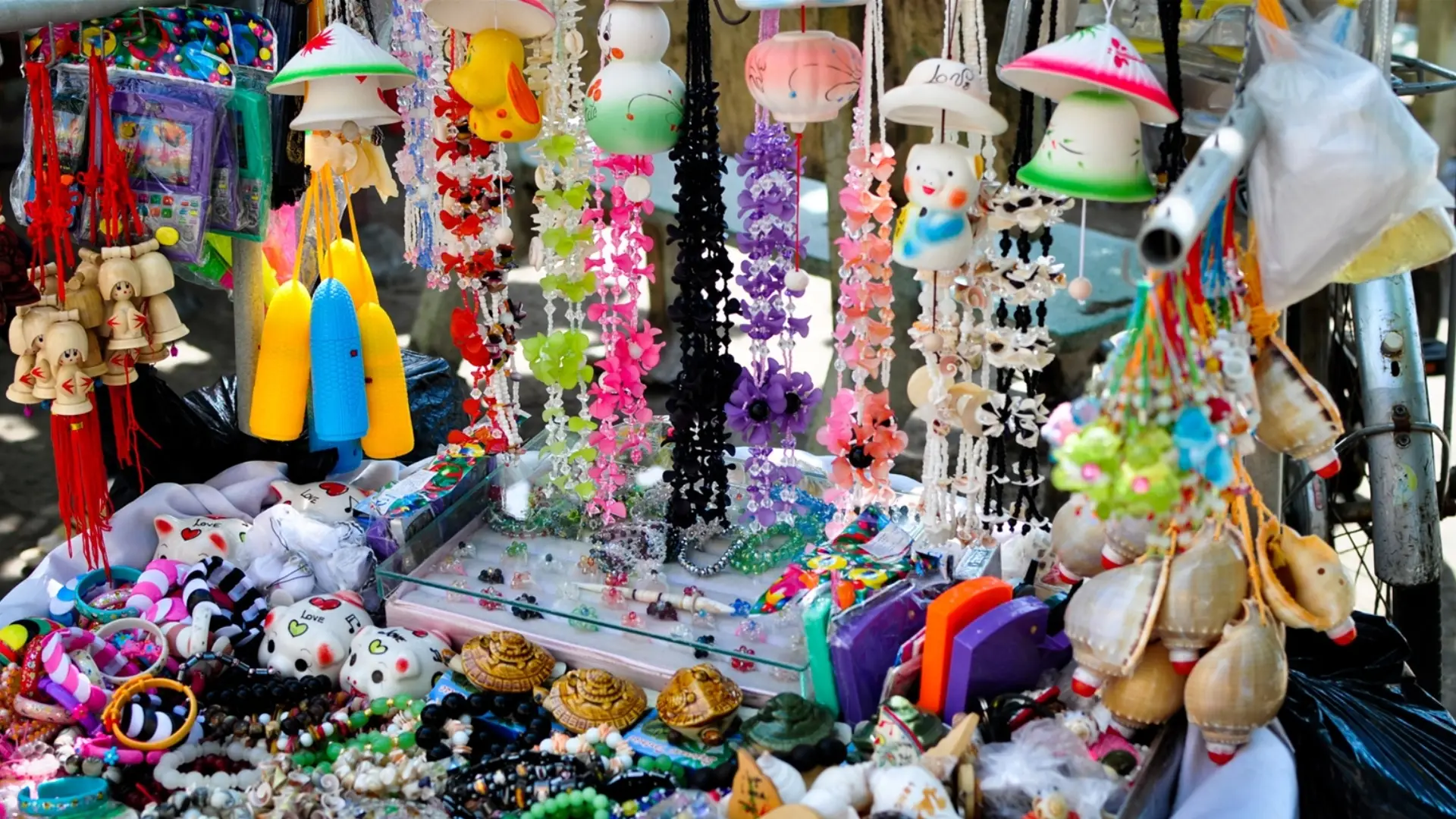 Khu vực bán quà lưu niệm ở chợ Côn Đảo