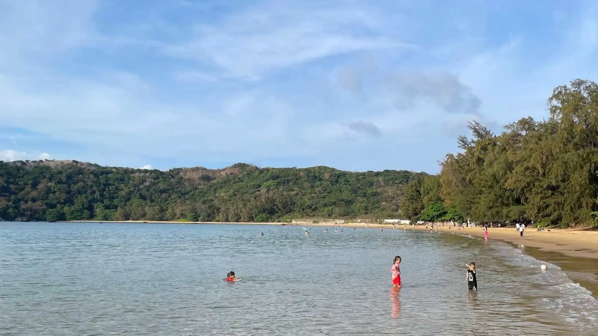Tắm biển ở bãi Suối Nóng