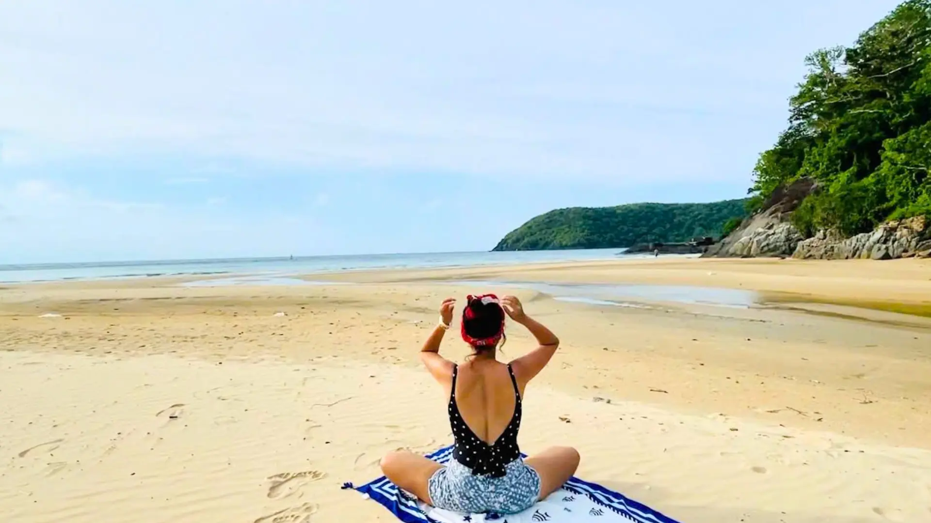 Tắm nắng ở bãi Suối Nóng