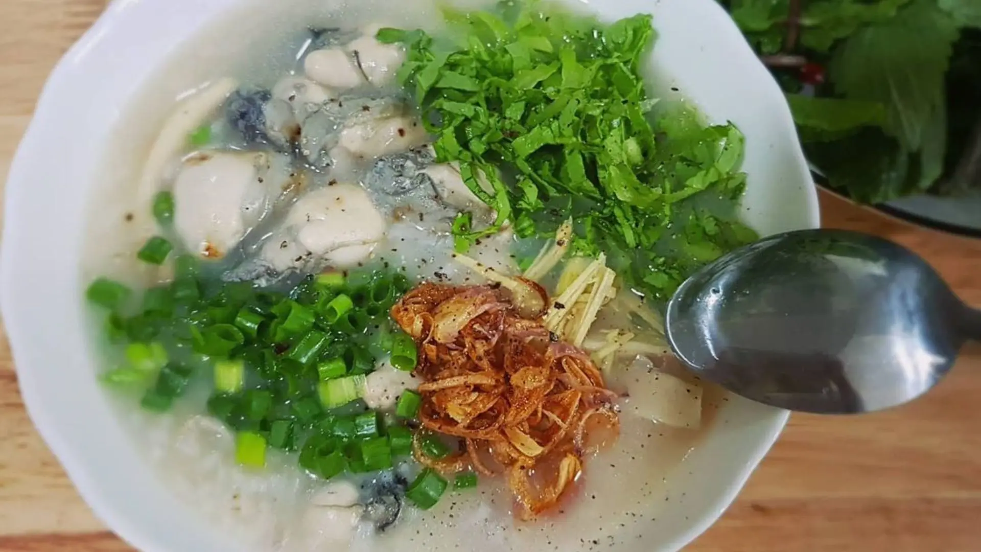 Thưởng thức cháo hàu ở quán Tài Hào