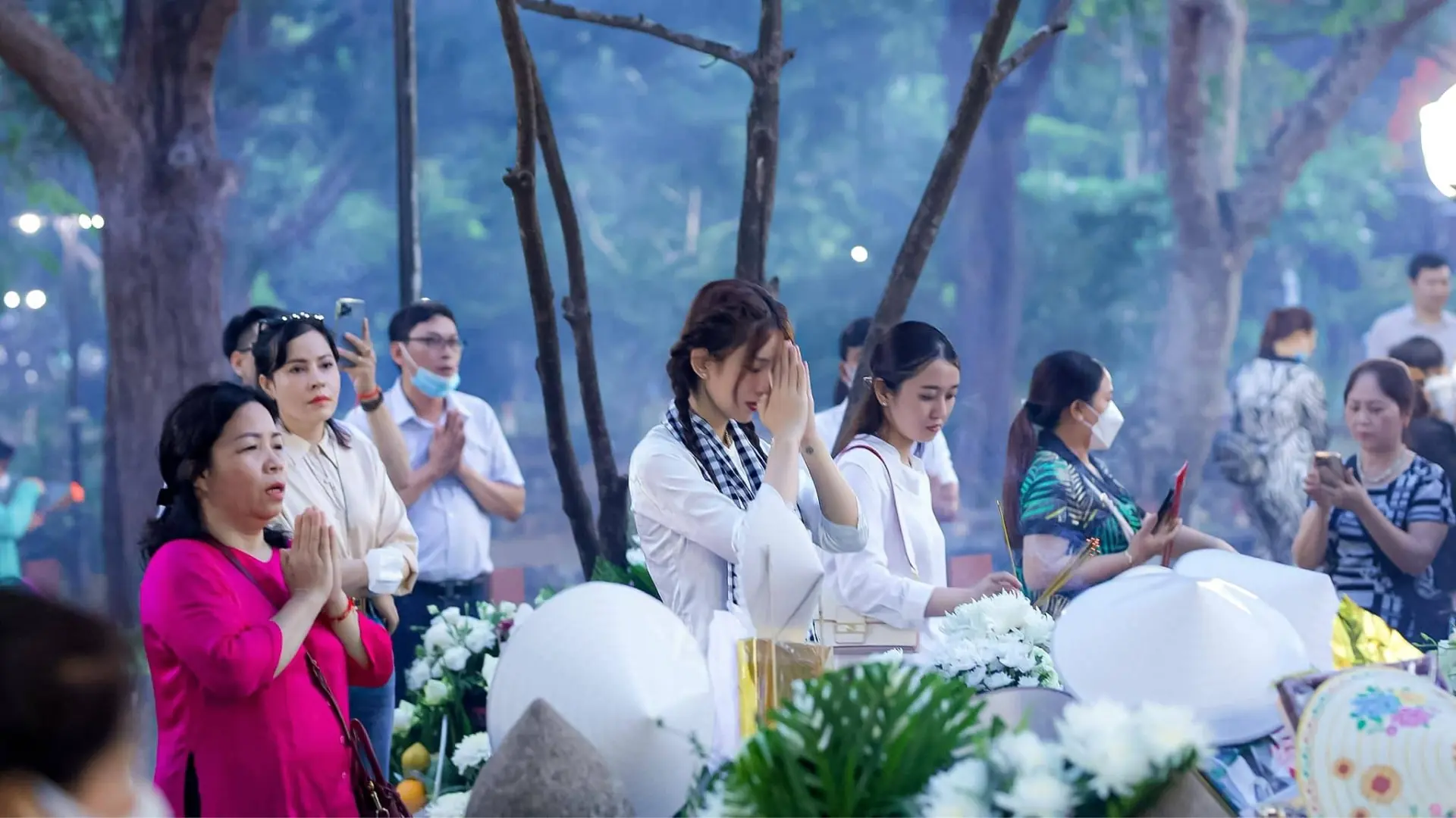 Ăn mặc lịch sự khi viếng lễ cô Sáu