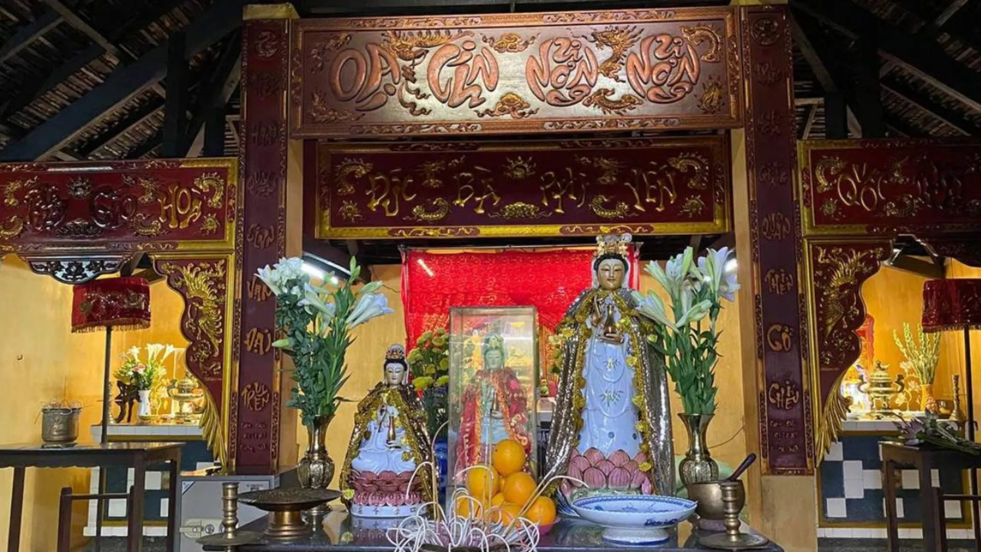 Không gian thờ cúng trang nghiêm