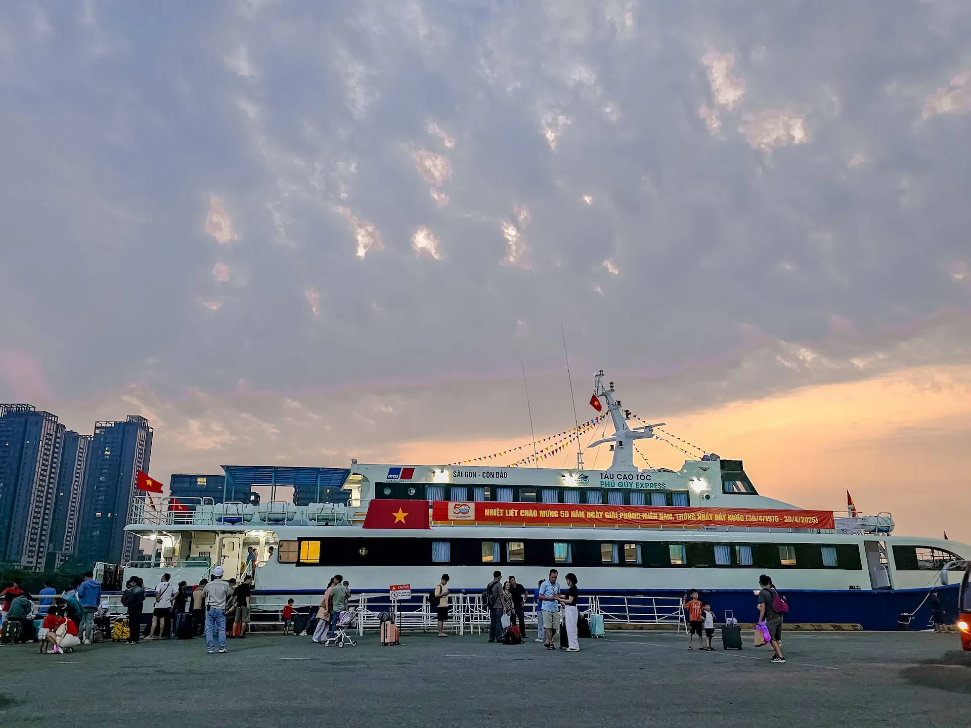 Bến cảng Nhà Rồng tàu Phú Quý Express