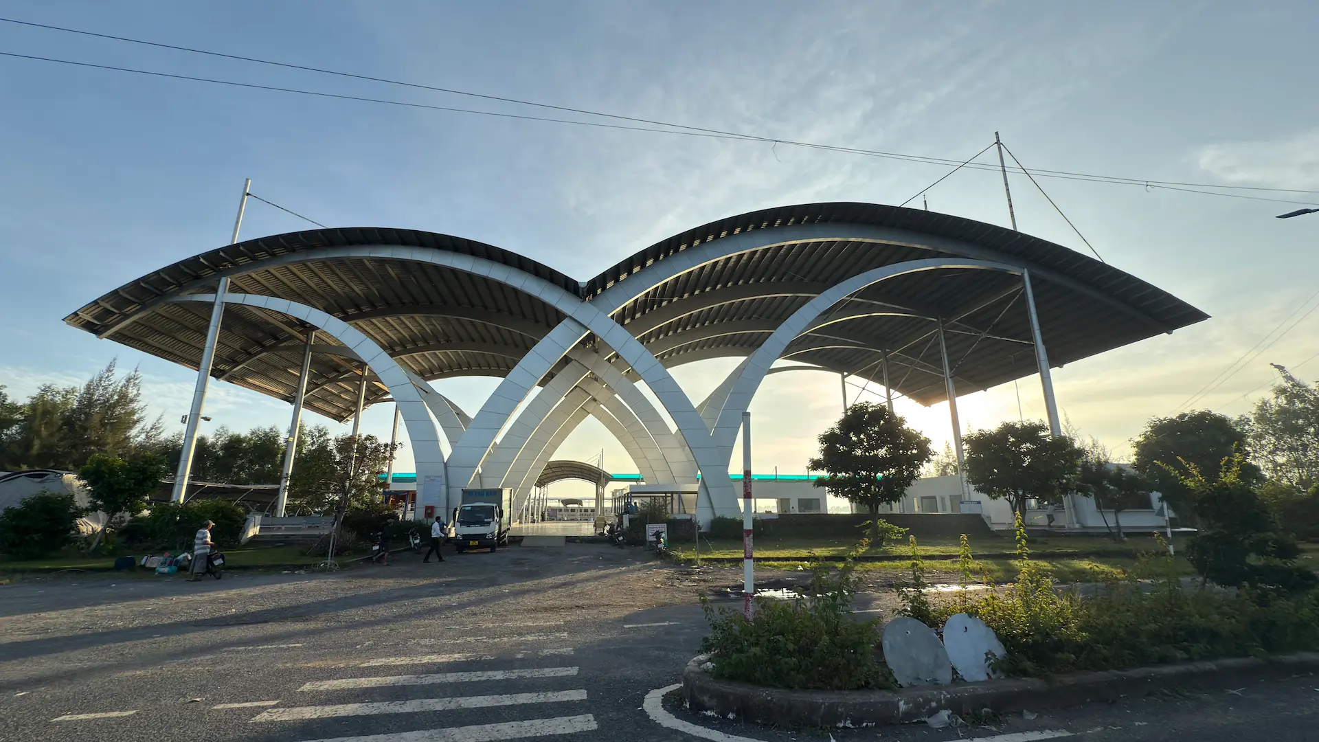 mặt trước bến tàu Superdong Trần Đề