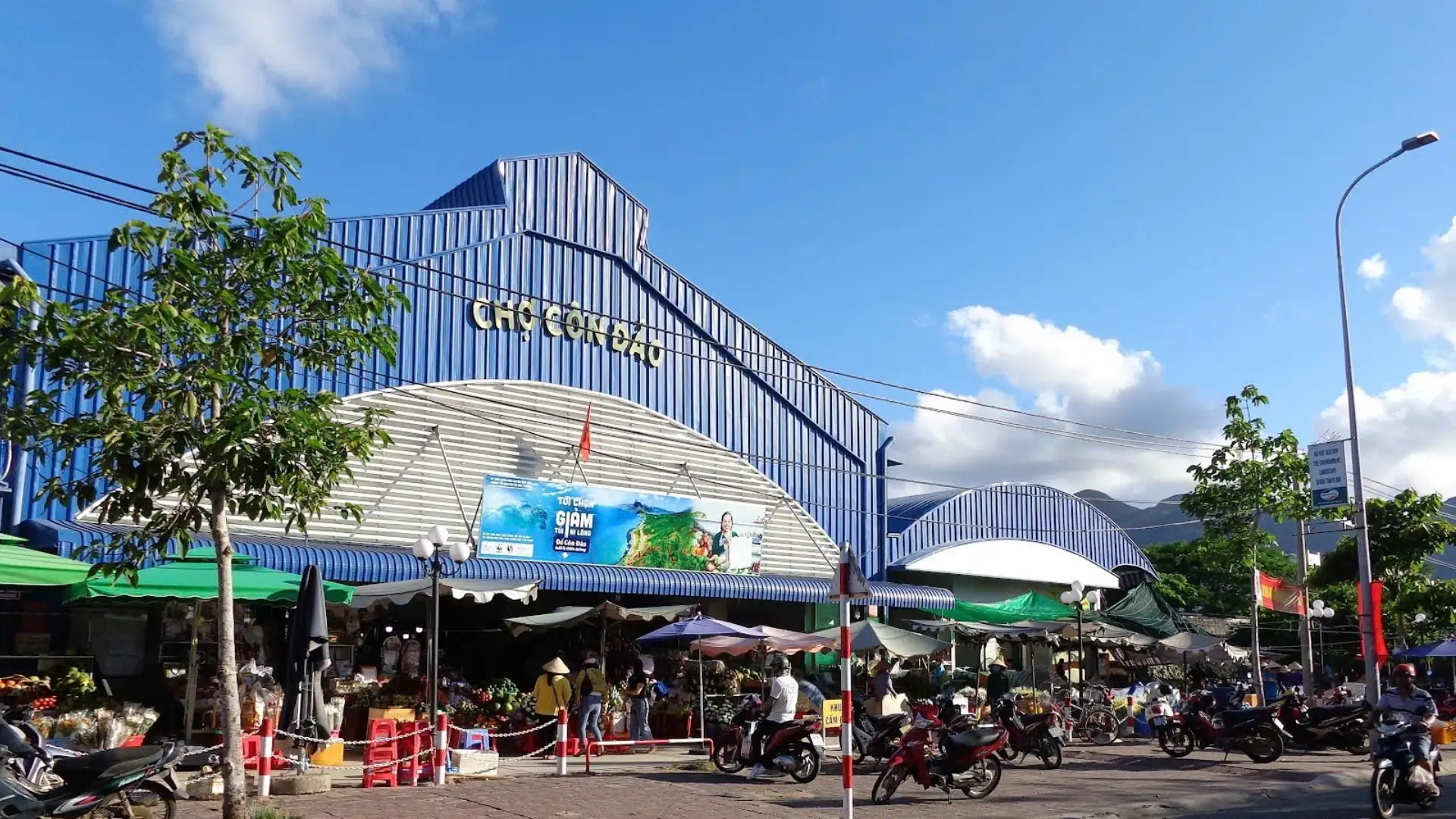 Chợ Côn Đảo nằm ngay trung tâm thị trấn
