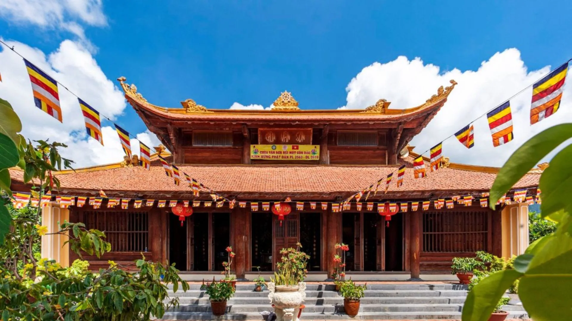 Cổng Tam quan của chùa Vân Sơn Tự, Côn Đảo.