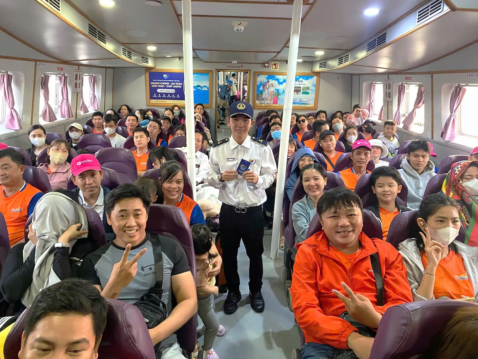 Chụp ảnh tập thể trên tàu Superdong