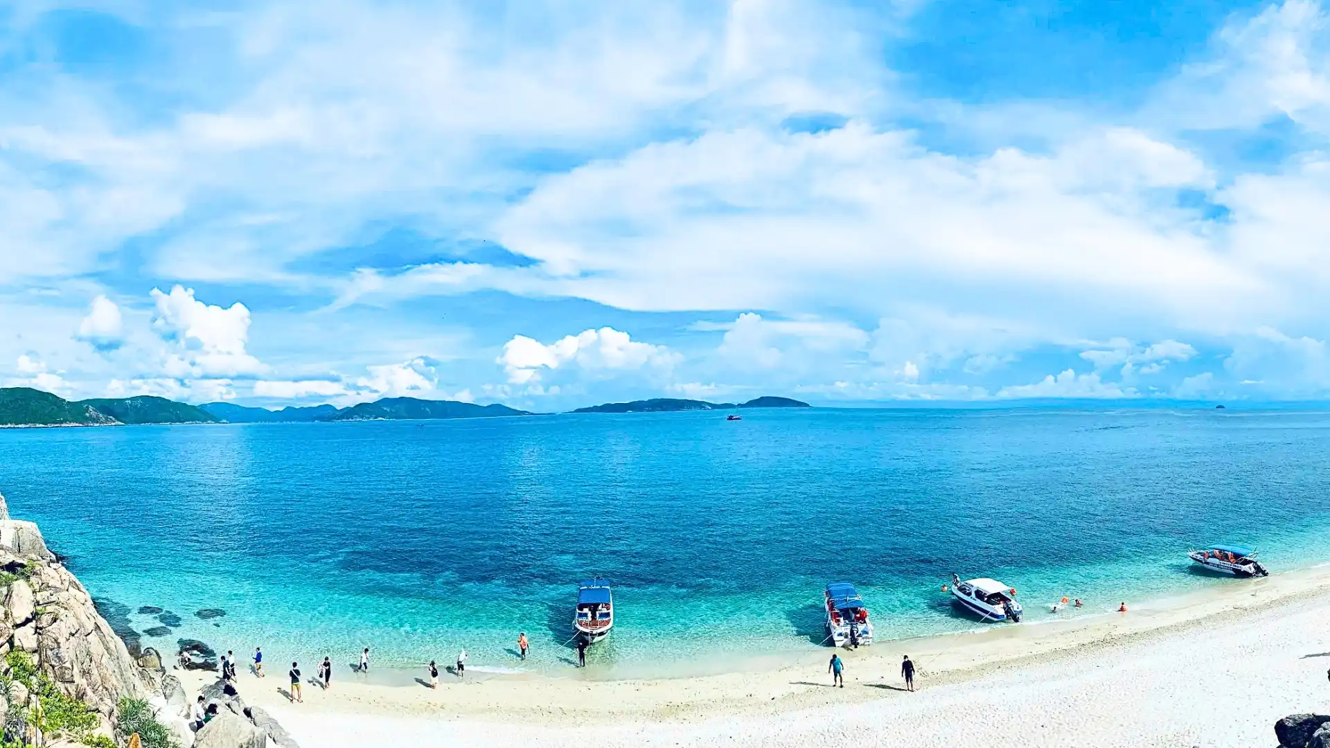 Di chuyển bằng cano hoặc thuyền lớn ra hòn cau