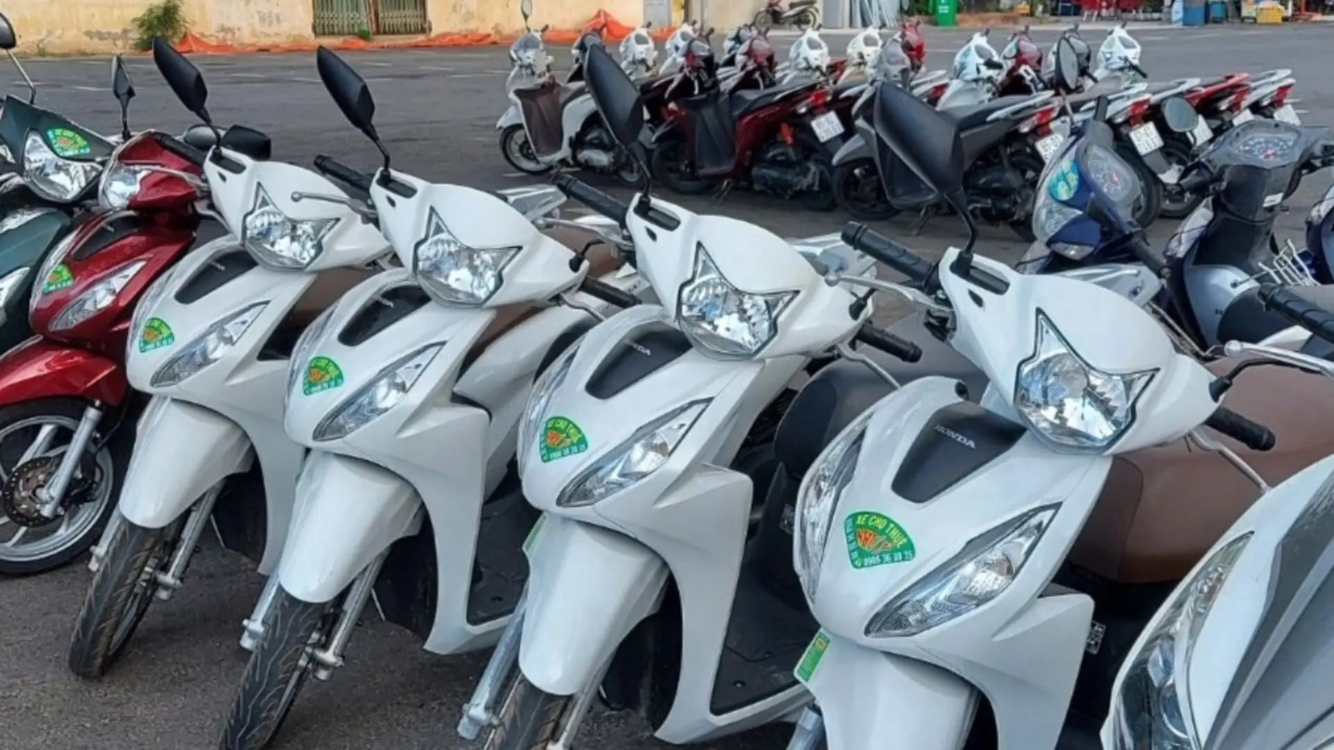 Di chuyển đến miếu thổ thần bằng xe máy