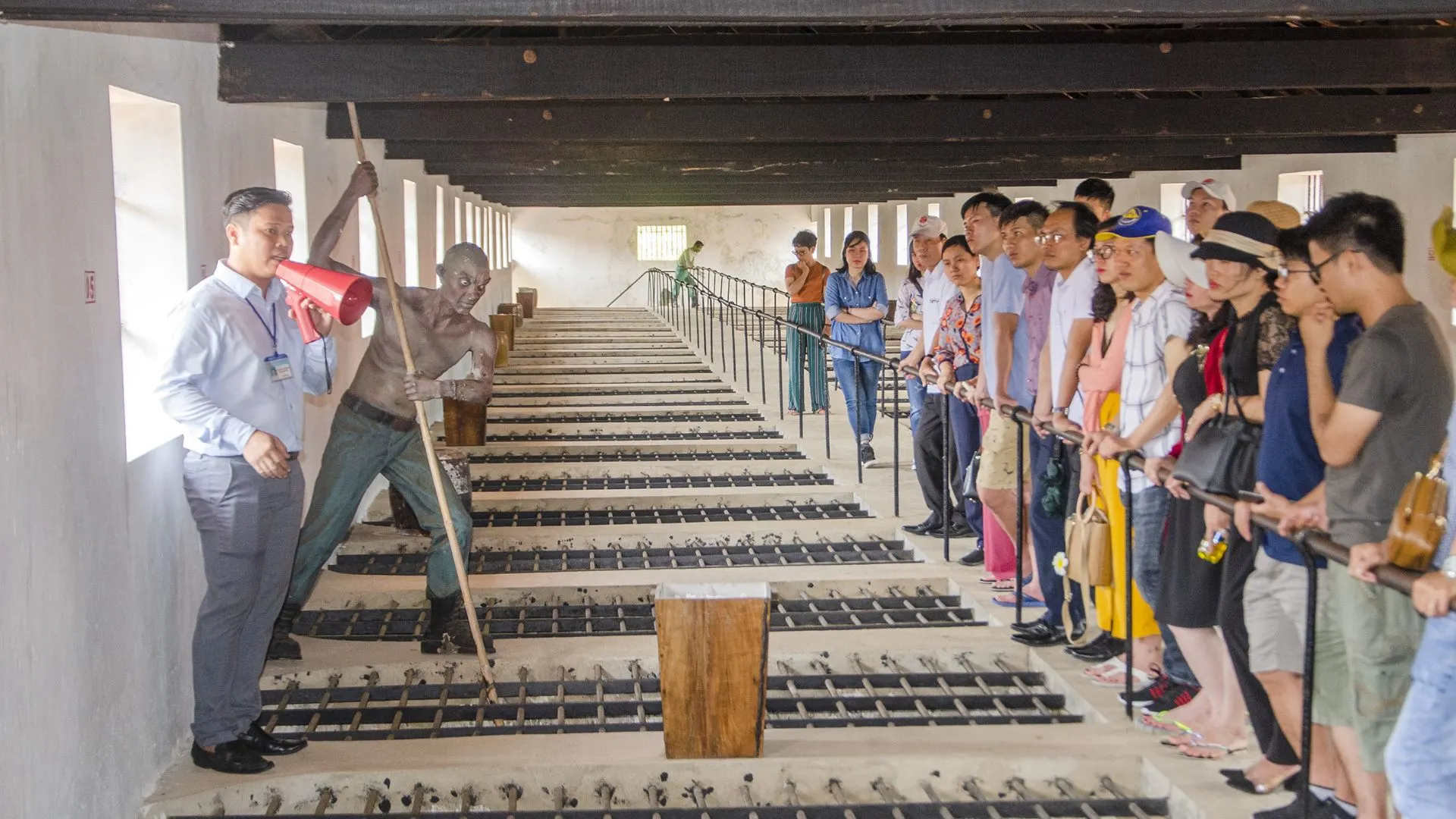 Du khách tham quan điểm di tích chuồng cọp trong nhà tù Côn Đảo