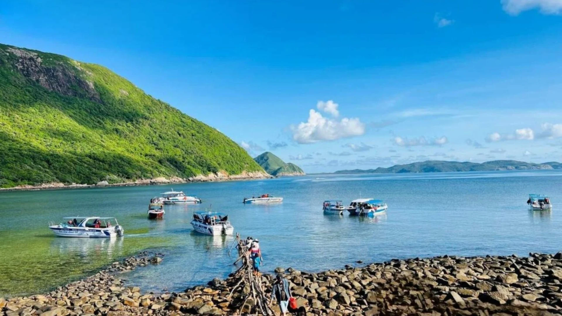 Khám phá Hòn Bảy Cạnh hoang sơ 