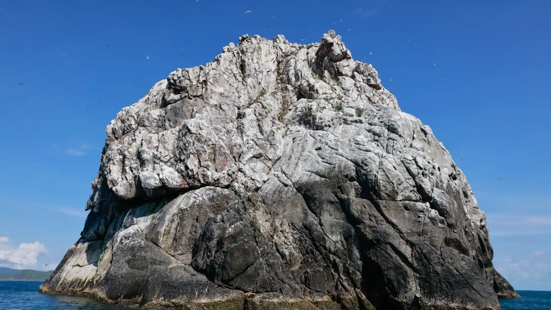 Hòn trứng có hình dáng giống như một quả trứng