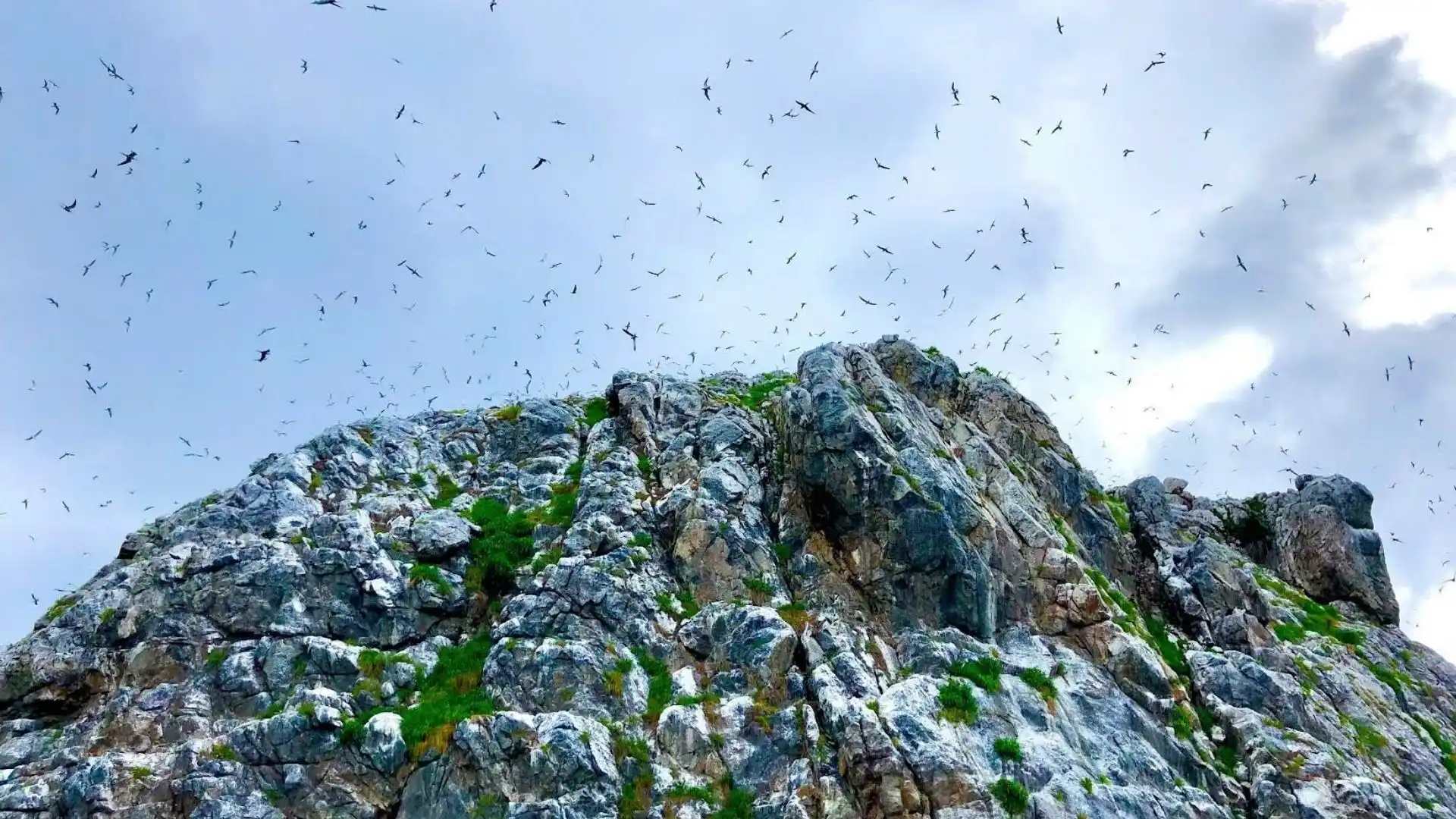 Hòn trứng sở hữu vẻ đẹp kỳ bí