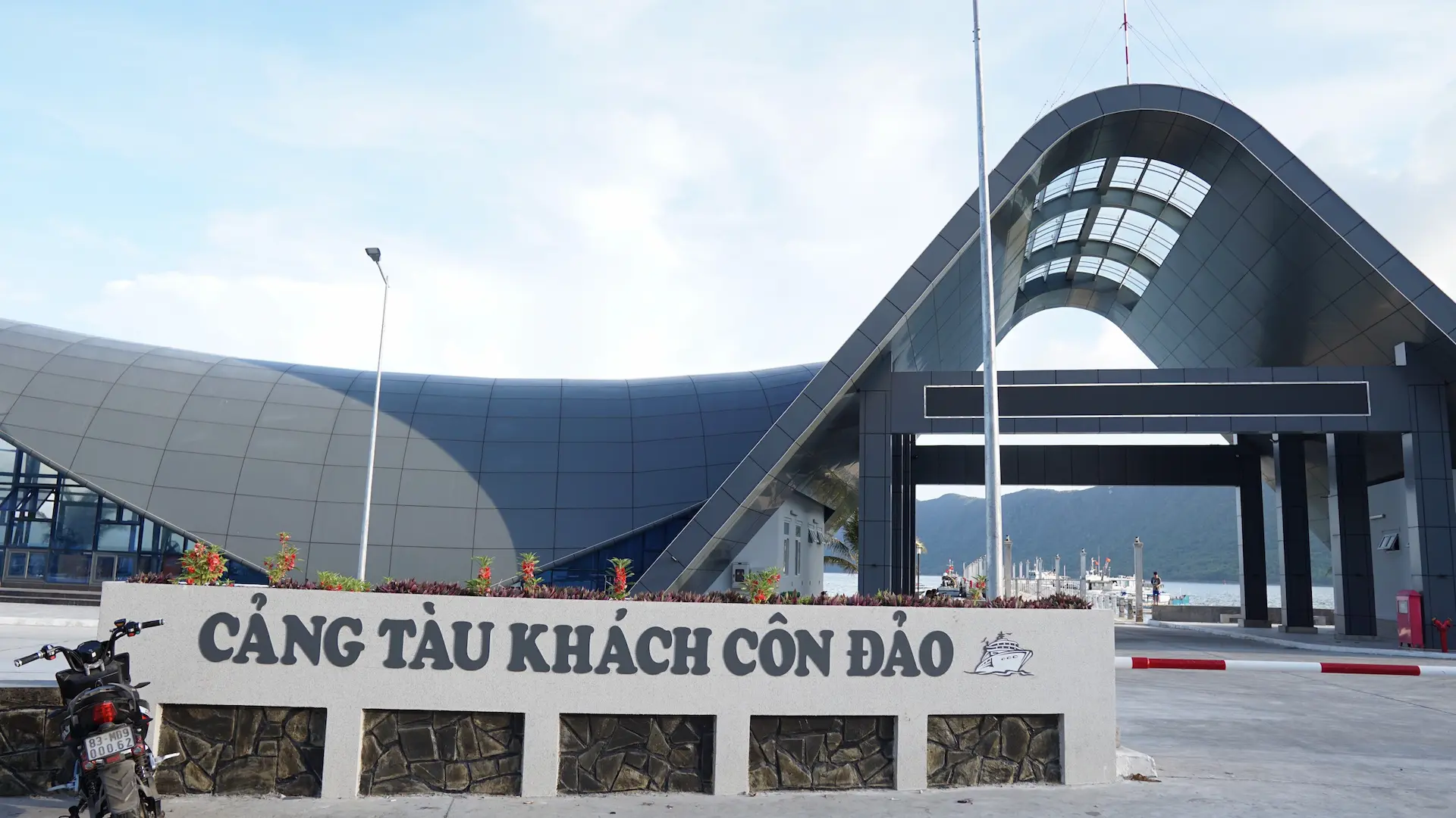 mặt trước Cảng tàu khách Côn Đảo