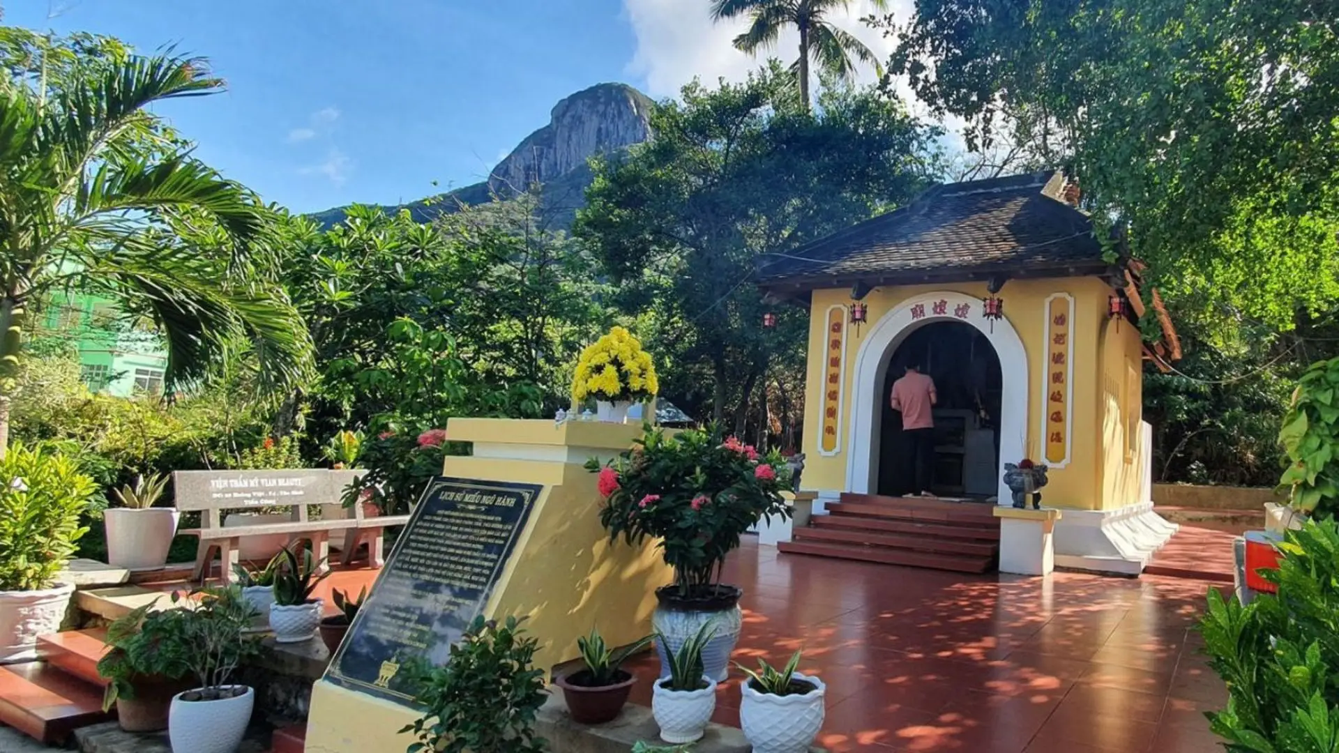 Không gian trang nghiêm và thanh tịnh khi tham quan Miếu Năm Cô Ngũ Hành, Côn Đảo