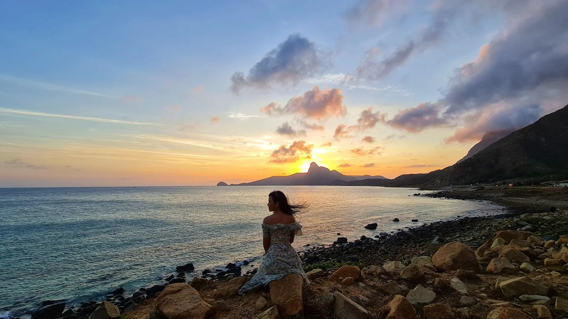Ngắm hoàng hôn ở đỉnh tình yêu