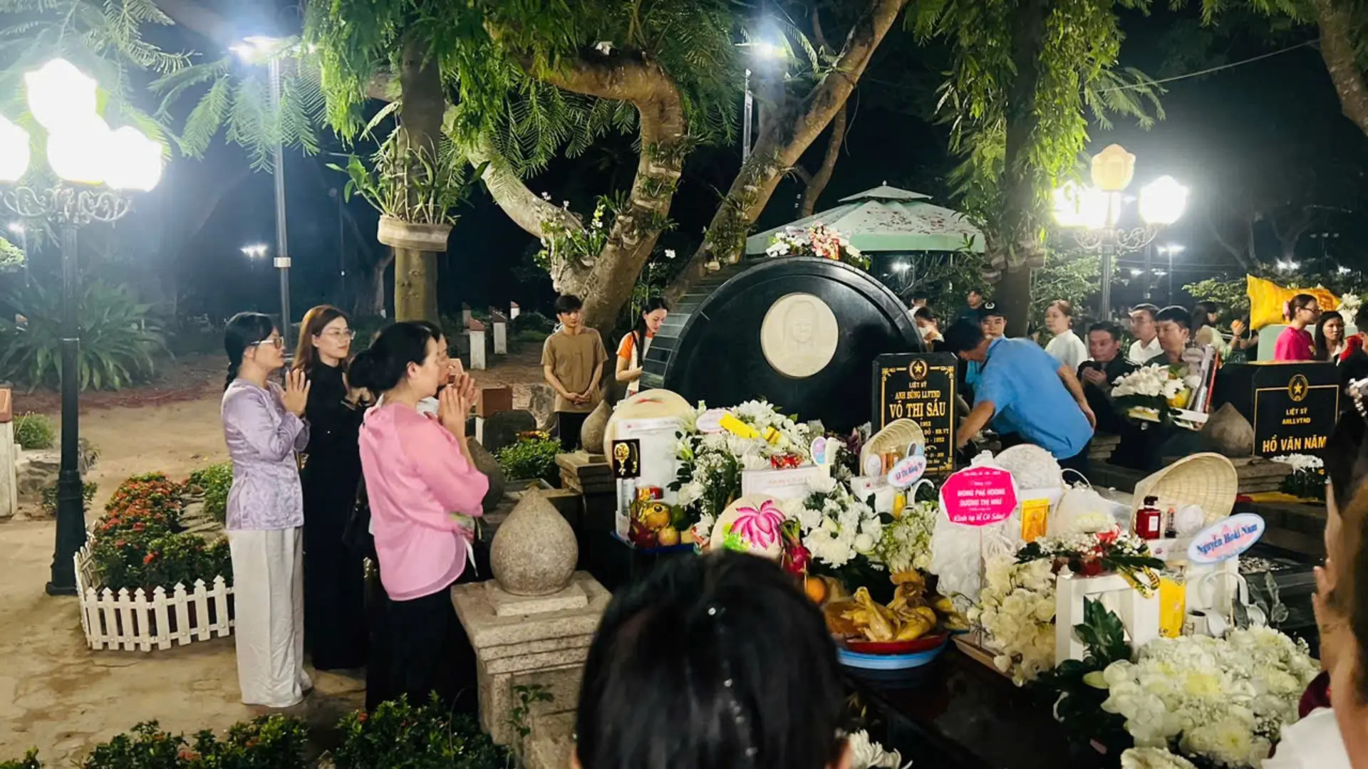 Người dân khắp nơi đi giỗ cô Sáu