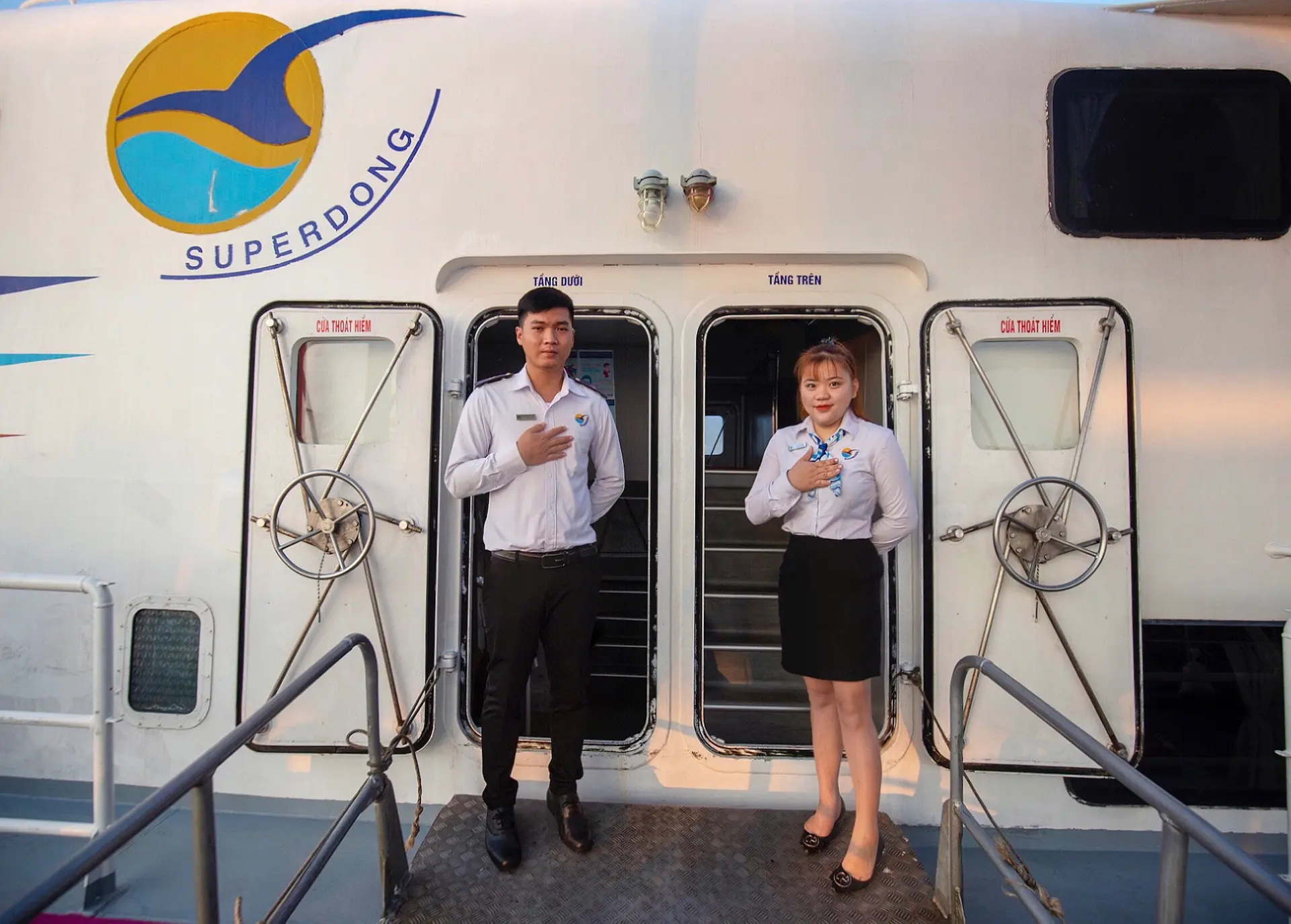 Nhân viên phục vụ tàu Superdong