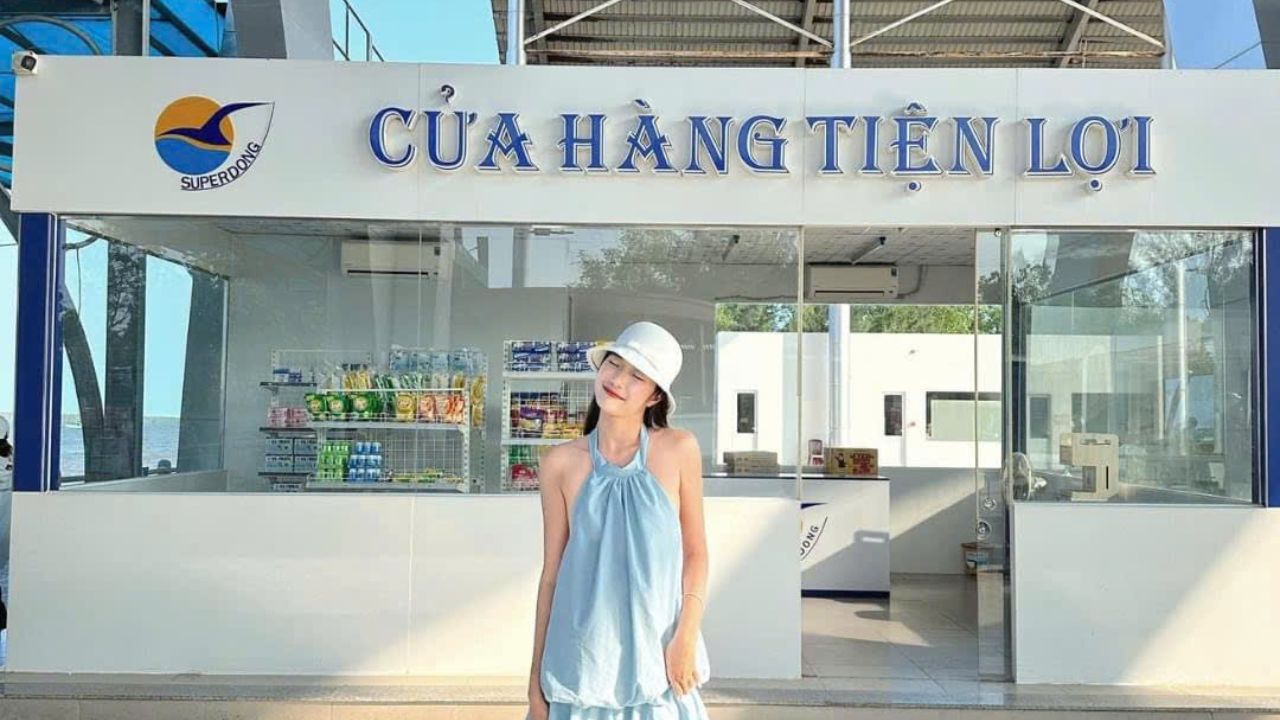 Tại cảng tàu Superdong có cửa hàng tiện lợi