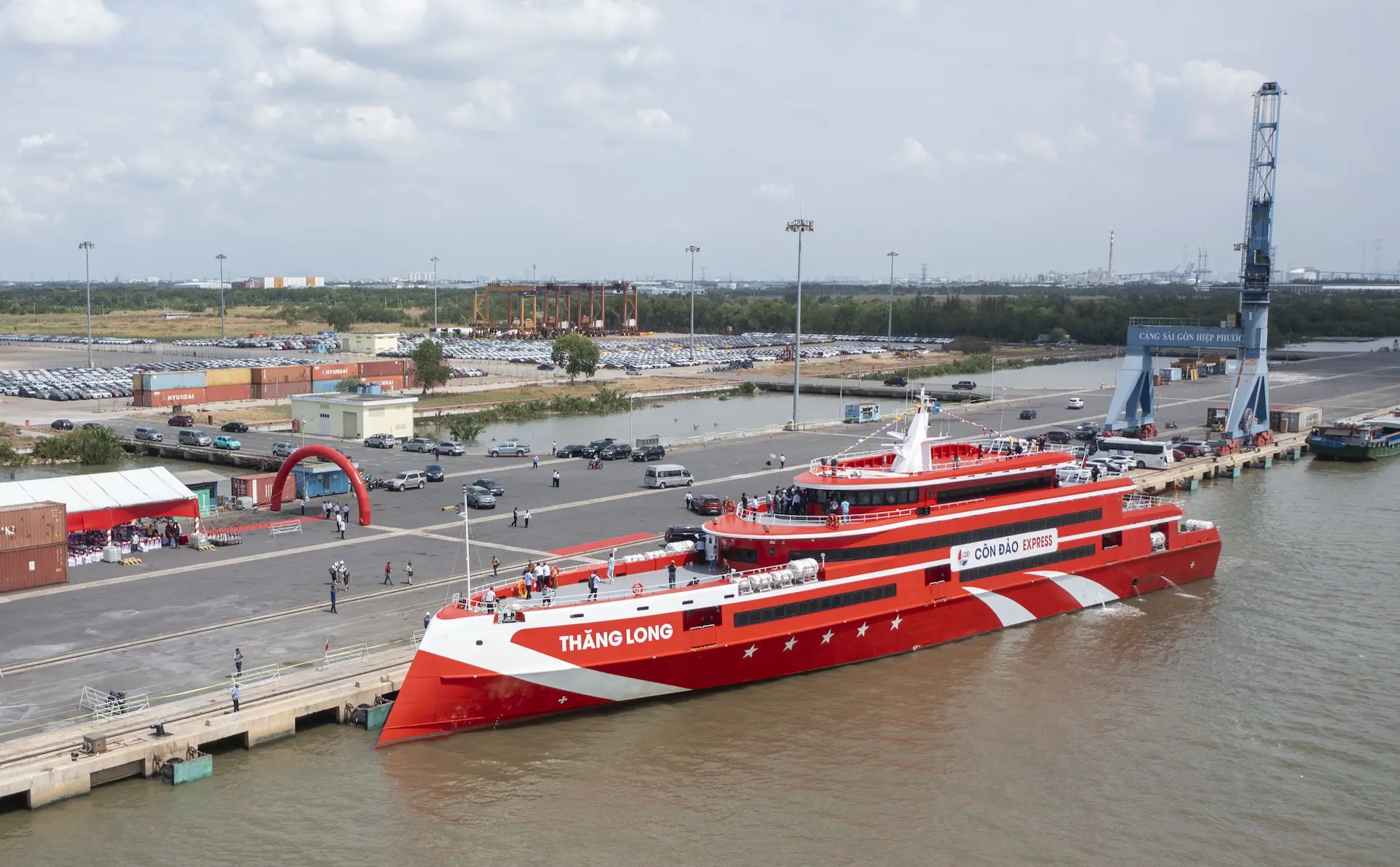 tàu Thăng Long đậu tại cảng Hiệp Phước