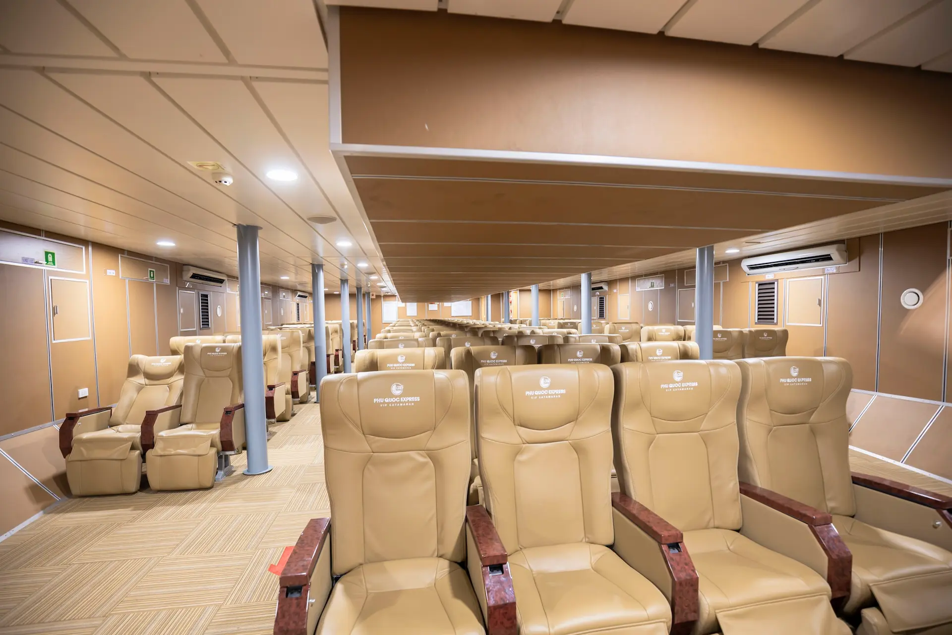 Tàu Thăng Long ghế VIP